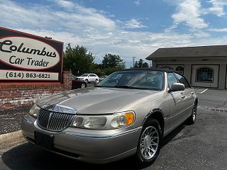 2000 Lincoln Town Car Signature VIN: 1LNHM82W8YY770589