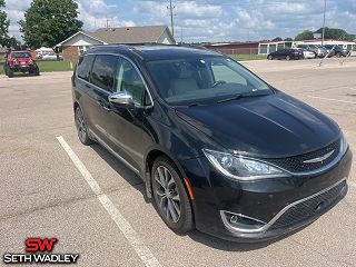2017 Chrysler Pacifica Limited VIN: 2C4RC1GG4HR627549